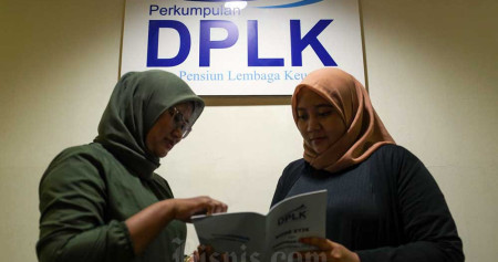 Karyawati beraktivitas di kantor Asosiasi Dana Pensiun Lembaga Keuangan (DPLK) di Jakarta, Selasa (6/9/2022). Bisnis/Suselo Jati