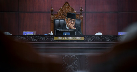 Ketua Majelis Kehormatan Mahkamah Konstitusi (MKMK) Jimly Asshiddiqie memimpin jalannya sidang putusan dugaan pelanggaran etik terhadap hakim Mahkamah Konstitusi (MK) di Mahkamah Konstitusi, Jakarta, Selasa (7/11/2023) / Istimewa