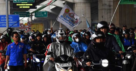 Sejumlah buruh menggunakan sepeda motor saat aksi di kawasan MM 2100, Kabupaten Bekasi, Jawa Barat, Kamis (30/11/2023).Mereka menuntut penetapan UMK (Upah Minimum Kabupaten/Kota) Bekasi sebesar 15 persen pada tahun 2024. ANTARA FOTO/ Fakhri Hermansyah
