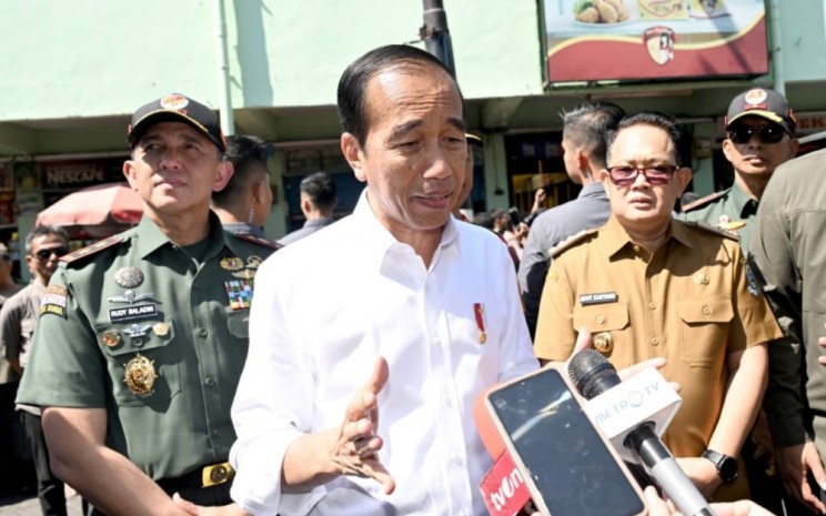 Presiden Joko Widodo menyampaikan keterangannya kepada awak media di Pasar Soponyono, Kota Surabaya, Provinsi Jawa Timur pada Jumat, 6 September 2024. Foto: BPMI Setpres - Rusman