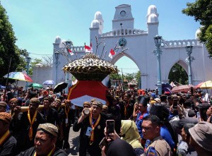 Sejumlah Abdi Dalem Keraton Kasunanan Surakarta Hadiningrat Ikuti Grebeg Maulud