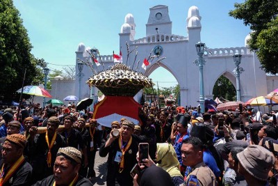 Sejumlah Abdi Dalem Keraton Kasunanan Surakarta Hadiningrat Ikuti Grebeg Maulud