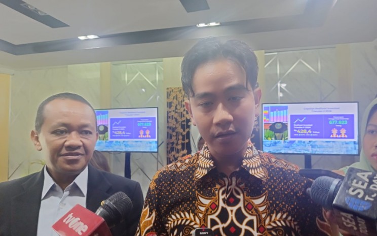 Wakil Presiden Terpilih Gibran Rakabuming Raka saat ditemui usai mengunjungi kantor Kementerian Investasi dan bertemu dengan Menteri Investasi/Kepala BKPM Bahlil Lahadalia pada Senin (29/7/2024). - Bisnis/Maria Elena