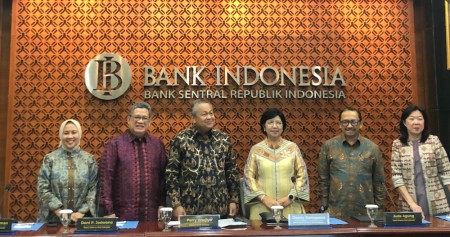 Gubernur Bank Indonesia (BI) Perry Warjiyo bersama jajaran Dewan Gubernur bank sentral berfoto sebelum konferensi pers hasil Rapat Dewan Gubernur (RDG) BI di Jakarta, Rabu (18/9/2024). Bank Indonesia memutuskan untuk menurunkan suku bunga BI Rate menjadi 6%. / Bisnis-Annasa Rizki Kamalina