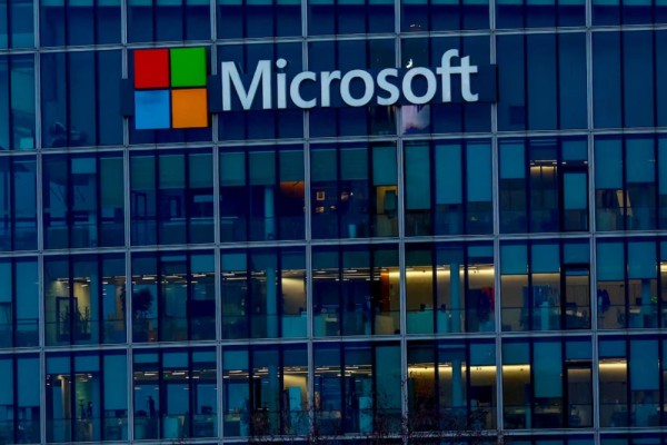 Logo Microsoft di salah satu gedung/Reuters