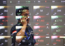 IHSG Ditutup Melemah saat BI Pangkas Suku Bunga, Saham GOTO hingga ADRO Loyo