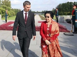 Megawati Soekarnoputri Kunjungi Pemakaman Memorial Piskarevsky di St. Petersburg Rusia