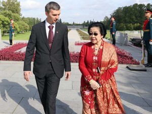 Megawati Soekarnoputri Kunjungi Pemakaman Memorial Piskarevsky di St. Petersburg Rusia