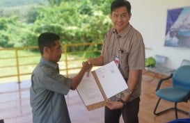 Dukung Kesejahteraan Nelayan di Desa Panyalaman, Medco E&P Serahkan Bantuan Radio Komunikasi