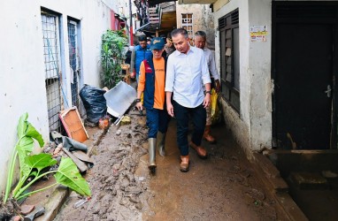 Usai Bertemu Investor, Bey Tinjau Korban Terdampak Gempa di Garut