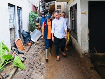 Usai Bertemu Investor, Bey Tinjau Korban Terdampak Gempa di Garut