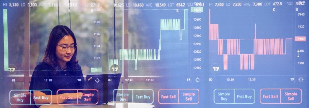 Investor mengamati pergerakan harga saham di Jakarta. Bisnis/Eusebio Chrysnamurti