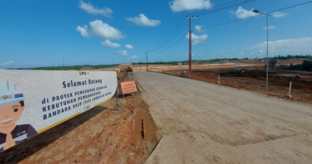 Suasana jalan menuju Bandara VVIP Ibu Kota Nusantara (IKN) di Penajam Paser Utara, Kalimantan Timur, seperti yang terlihat pada Minggu (28/7/2024). (ANTARA/Andi Firdaus/nbl)