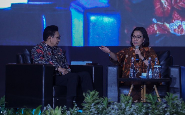 Menteri Keuangan Sri Mulyani Indrawati (kanan) bersama Direktur Jenderal Perbendaharaan Kemenkeu periode 20132019 Marwanto Harjowiryono (kiri) saat sesi diksusi tentang peluncuran buku biografi Sri Mulyani berjudul 'No Limits Reformasi dengan Hati' di Jakarta, Jumat (20/9/2024).  -  Bisnis/Abdurachman