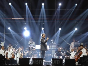 Komponis Erwin Gutawa manggung bersama 50 musisi orkestra dengan konsep karaoke membawakan sejumlah lagu