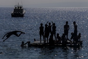 Keseruan Berenang di Pantai Falajawa Ternate