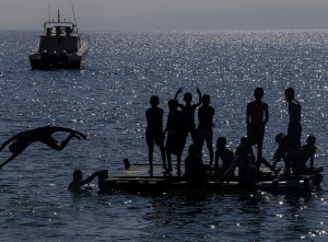 Keseruan Berenang di Pantai Falajawa Ternate