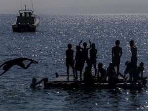 Warga berada di atas karamba saat berenang di Pantai Falajawa, Ternate, Maluku Utara