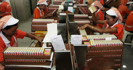 Pekerja Pabrik rokok kretek Mitra Produksi Sigaret (MPS) milik PT HM Sampoerna di Kabupaten Bantul. Bisnis