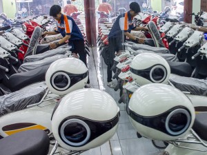 Kementerian Koordinator Bidang Kemaritiman dan Investasi menargetkan penggunaan kendaraan listrik (electric vehicle/EV) dapat mencapai 13 juta kendaraan roda dua