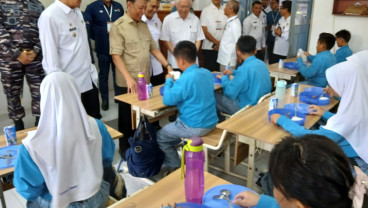 Wiranto Tinjau Uji Coba Makan Siang Gratis di Cirebon