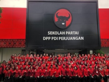 PDIP Pecat Tia Rahmania, Batal Dilantik Jadi Anggota DPR diganti Bonnie Triyana