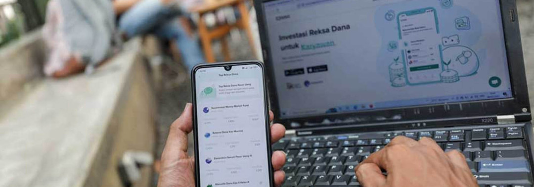 Warga mengakses informasi tentang reksa dana di Jakarta, Rabu (6/7/2022). Bisnis/Himawan L Nugraha