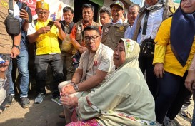 Bagi-Bagi Coklat Saat Blusukan di Pancoran, Ridwan Kamil: Bisa Bikin Kenyang