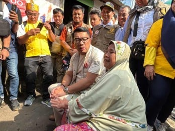 Bagi-Bagi Coklat Saat Blusukan di Pancoran, Ridwan Kamil: Bisa Bikin Kenyang