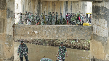 Anggota TNI Lakukan Normalisasi Sungai