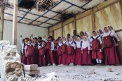 Eiger Salurkan Puluhan Tas untuk Siswa Sekolah Terpencil di Puncak Pegunungan Jawa Barat