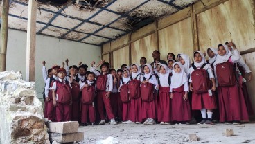 Eiger Salurkan Puluhan Tas untuk Siswa Sekolah Terpencil di Puncak Pegunungan Jawa Barat