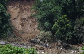 BREAKING NEWS: 43 Pekerja Diduga Tambang Illegal Tertimbun Longsor di Solok