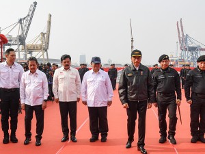 Presiden RI Joko Widodo menerima Penyematan Brevet Hiu Kencana menandai momen pengangkatan Jokowi sebagai warga kehormatan TNI Angkatan Laut.