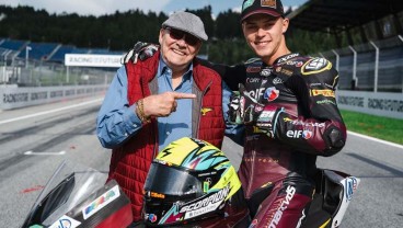 Kala Pebalap MotoGP Filip Salac 'Jualan Es Krim' di Pantai Lombok