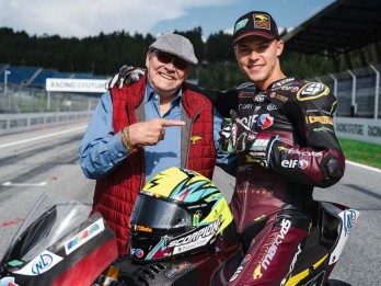 Kala Pebalap MotoGP Filip Salac 'Jualan Es Krim' di Pantai Lombok