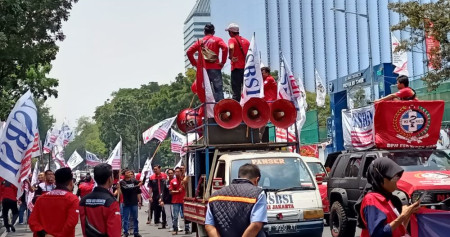 Buruh menggelar aksi demo di Kawasan Patung Kuda, Jakarta, Kamis (14/9/2023). Para buruh menolak Omnibus Law Cipta Kerja dan menuntut kenaikan upah minimum 2024 sebesar 15 persen - Bisnis/Ni Luh Angela.