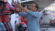 Momen Jokowi Serahkan Piala MotoGP Mandalika 2024 ke Jorge Martin