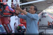 Momen Jokowi Serahkan Piala MotoGP Mandalika 2024 ke Jorge Martin