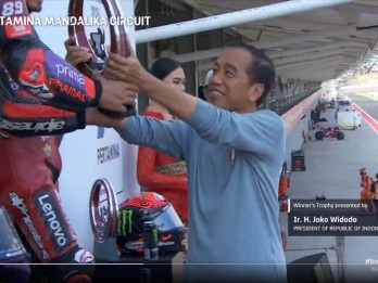 Momen Jokowi Serahkan Piala MotoGP Mandalika 2024 ke Jorge Martin