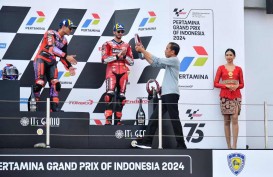 Momen Jokowi Serahkan Piala MotoGP Mandalika 2024 ke Jorge Martin