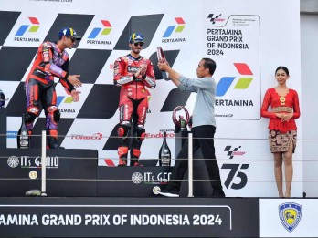 Momen Jokowi Serahkan Piala MotoGP Mandalika 2024 ke Jorge Martin