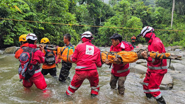 Evakuasi Korban Tanah Longsor di Lokasi Tambang Emas Ilegal
