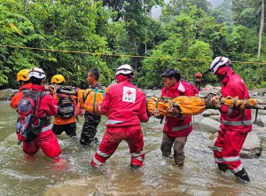 Evakuasi Korban Tanah Longsor di Lokasi Tambang Emas Ilegal