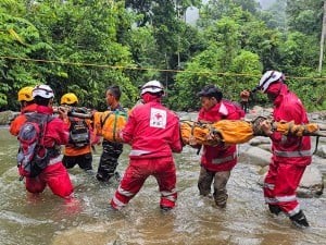 Evakuasi Korban Tanah Longsor di Lokasi Tambang Emas Ilegal