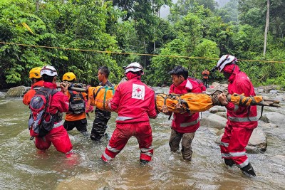 Evakuasi Korban Tanah Longsor di Lokasi Tambang Emas Ilegal