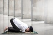 Tata Cara Sholat Hajat dan Bacaan Doa Lengkap!