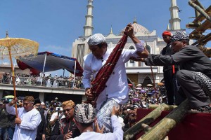 Tradisi Pencucian Pusaka Peninggalan Kerajaan Panjalu Prabu Sanghyang Borosngora