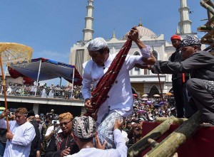 Tradisi Pencucian Pusaka Peninggalan Kerajaan Panjalu Prabu Sanghyang Borosngora