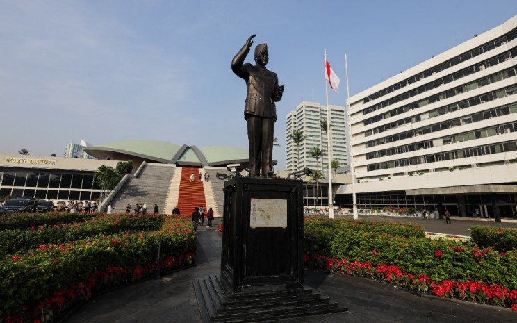 Suasana jelang pelantikan anggota DPR/DPD di kompleks parlemen, Jakarta, Selasa (1/10/2024). DPR/DPD/MPR RI menggelar sidang paripurna pelantikan anggota periode 2024-2029. Sebanyak 580 anggota DPR dan 152 anggota DPD periode 2024-2029 mengikuti pengambilan sumpah jabatan, sebelum menjalani tugas untuk 5 tahun ke depan. JIBI/Bisnis - Arief Hermawan P